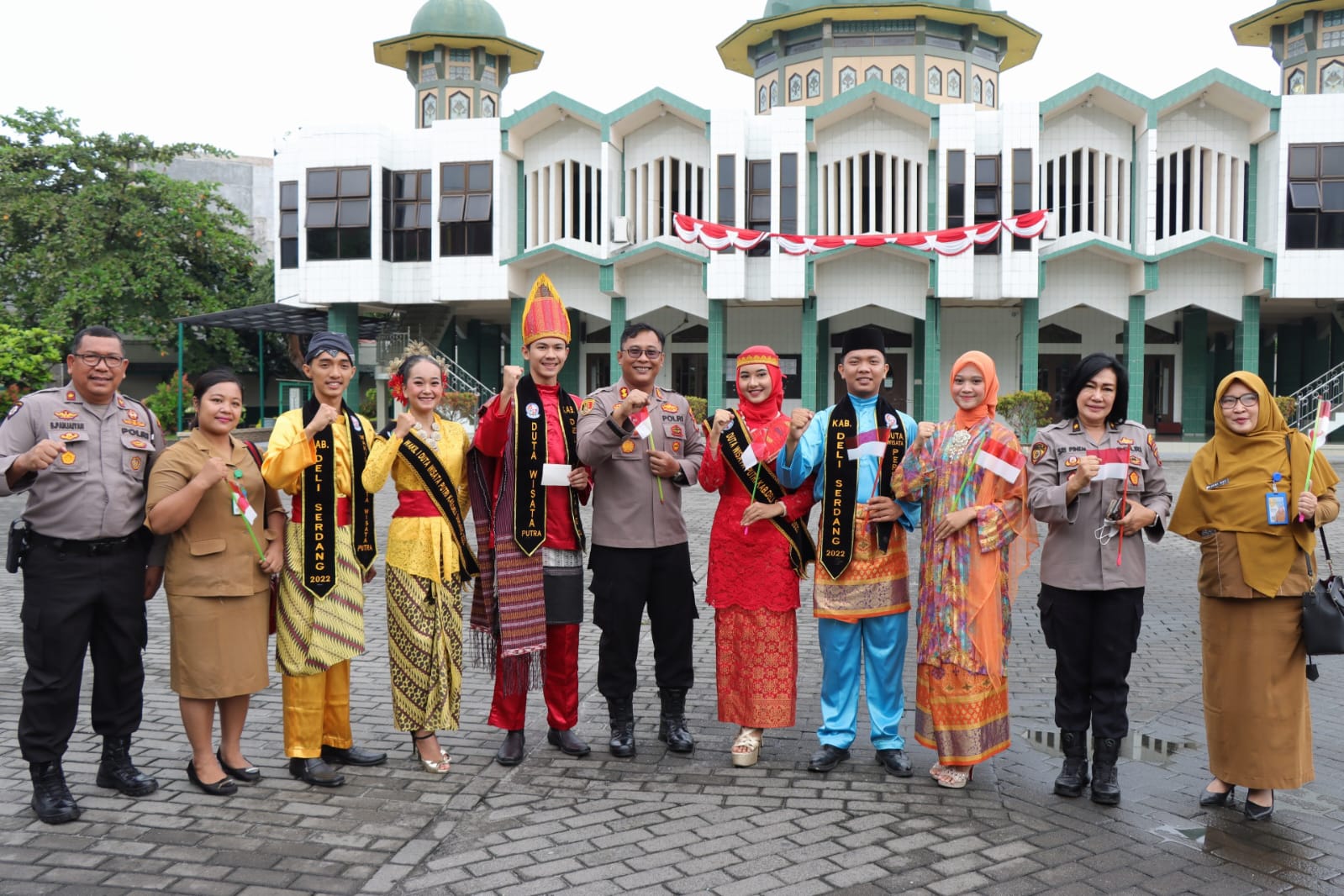 Bangkitkan Jiwa Nasionalisme, Polresta Deli Serdang Bagikan Bendera Merah Putih