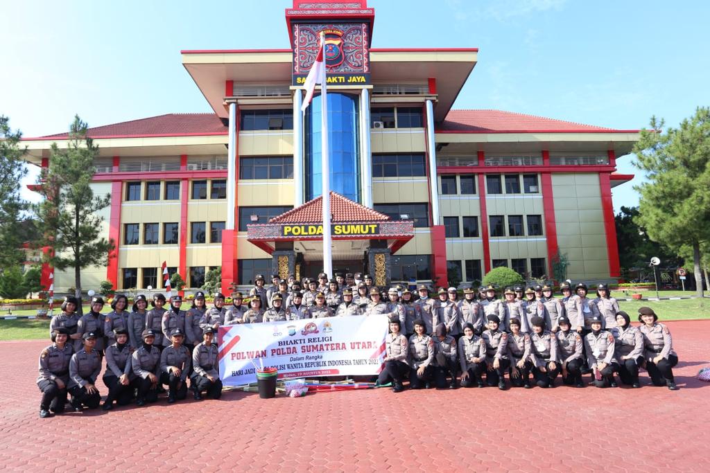 Peringati HUT Polwan RI ke 74, Polwan Polda Sumut Gelar Bakti Religi ke Rumah Ibadah.