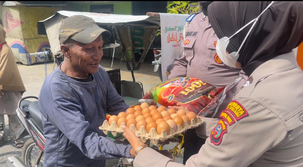 Kapolresta Deli Serdang bagikan sembako kepada masyarakat terdampak kenaikan harga BBM.