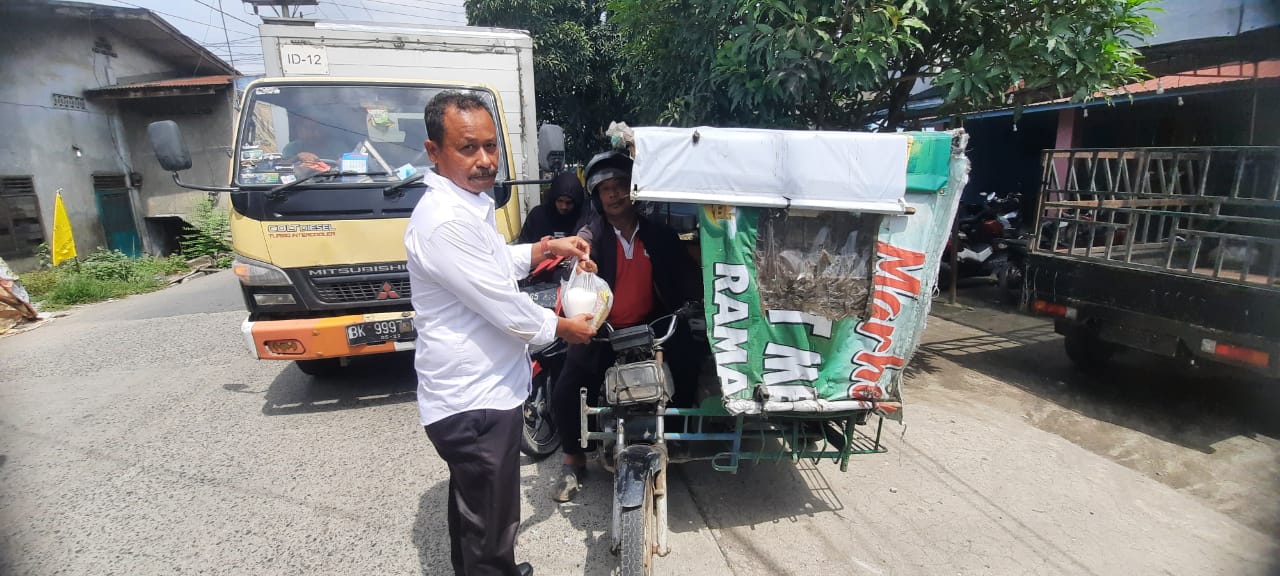 *Ringankan Beban Masyarakat, Sat Reskrim Polresta Deli Serdang Bagikan Bansos Kepada Masyarakat Terdampak Kenaikan BBM