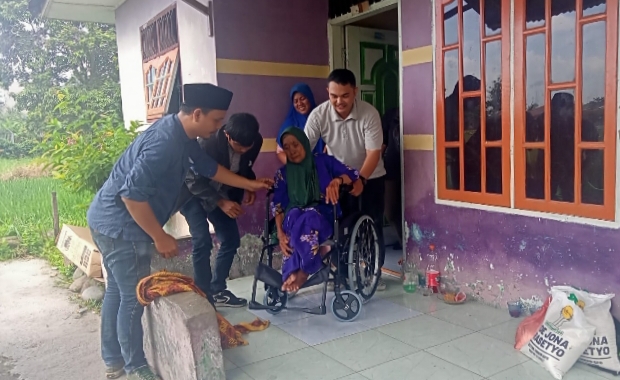 Ade Jona Prasetyo Bersama JN CENTER Beri Tali Asih Kursi Roda Dan Santunan Kepada Ibu Jumiah Penderita Lumpuh