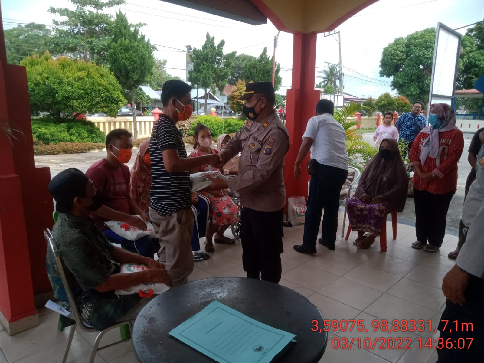 Dampak Kenaikan BBM, Polsek Beringin Polresta Deli Serdang Bagikan Sembako Kepada Warga Yang Membutuhkan.