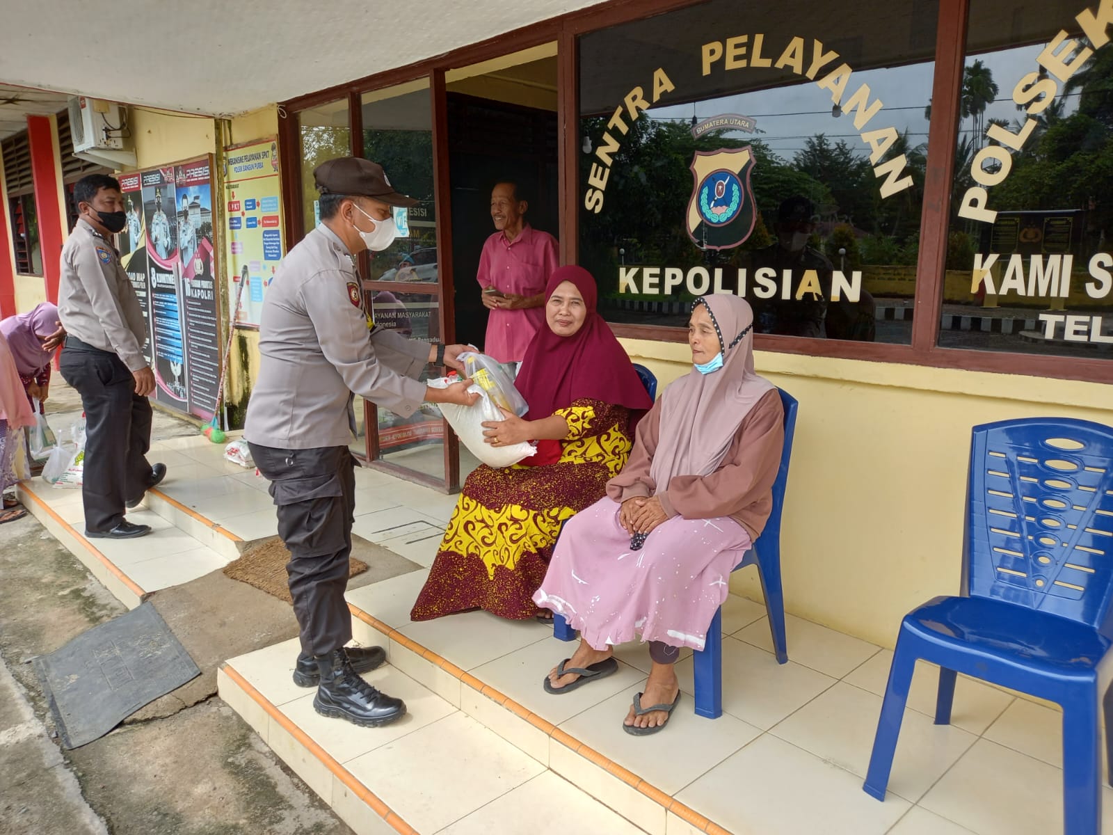 Polsek Bangun Purba Polresta Deli Serdang Bagikan Bansos Kepada Masyarakat Bentuk Kepedulian Untuk Ringankan Beban Masyarakat Akibat Naiknya Harga BBM.