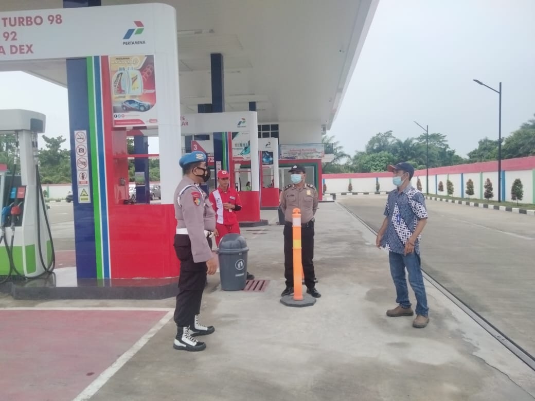 Personil Polsek Bandara Kualanmu Polresta Deli Serdang Rutin Laksanakan Patroli Ke SPBU Monitoring Ketersediaan BBM di SPBU.