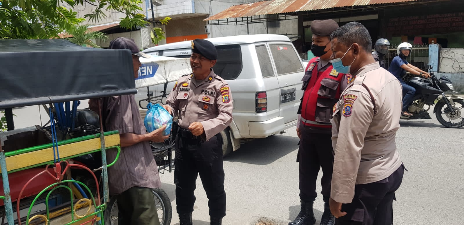 Sat Samapta Polresta Deli Serdang Bagikan Bansos Kepada Masyarakat Terdampak Kenaikan BBM.