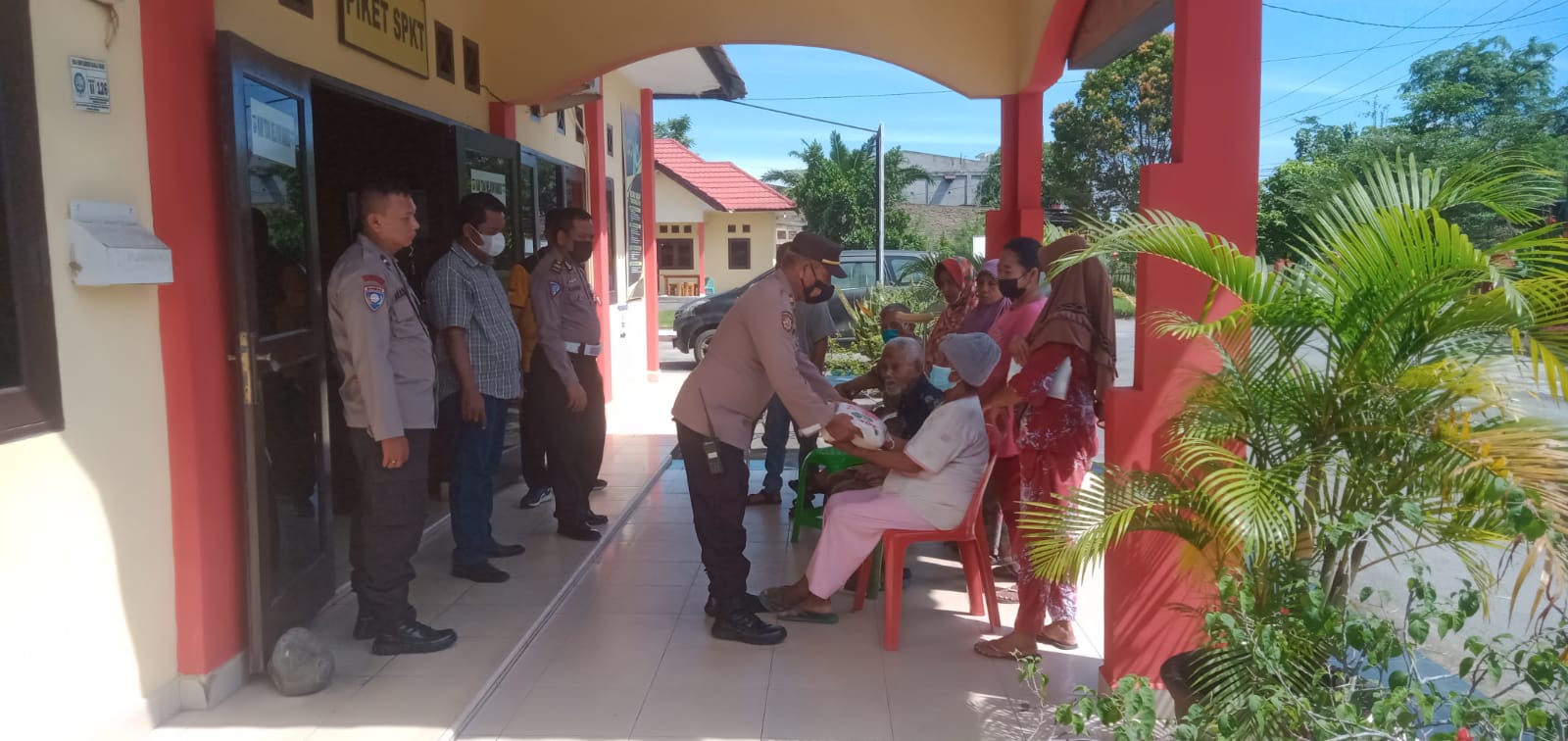 Polsek Beringin Polresta Deli Serdang Bagikan Bansos Kepada Masyarakat Yang Terdampak Kenaikan Harga BBM.