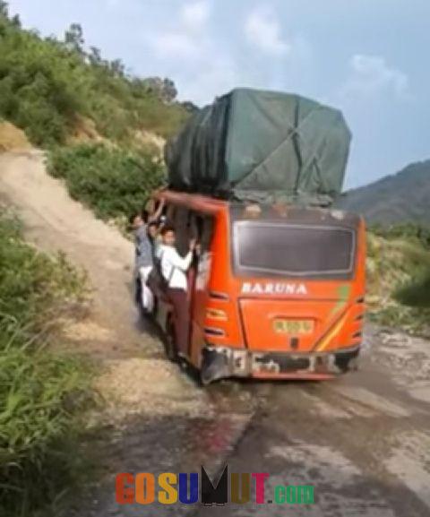 PAK,  GUBSU : JALINSUM SIBUHUAN VIA SOSOPAN PADANG SIDIMPUAN RUSAK PARAH, WARGA MOHON PERHATIAN.
