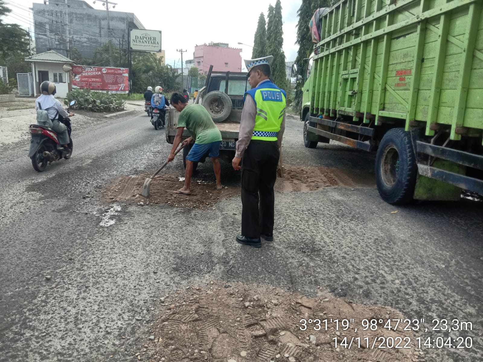Jalan Rusak, Sat Lantas Polresta Deli Serdang Lakukan Penimbunan dan Himbau Masyarakat Berhati – Hati