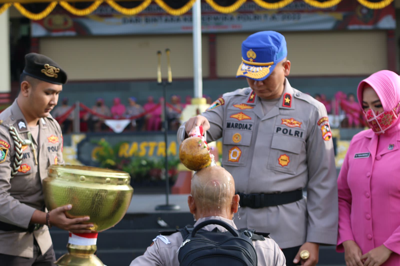 Penyiraman Air Bunga Sebagai Tanda Dibukanya Bintra Lemdik Dan Orientasi Pengenalan Lingkungan PAG Gelombang II TA. 2022.