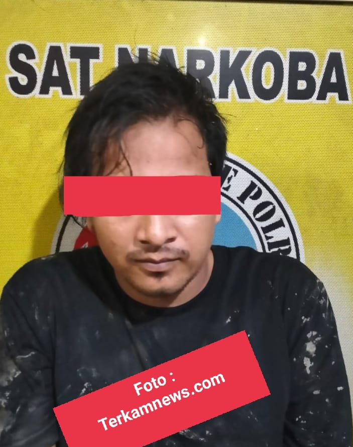 DISINYALIR SEBAGAI PENGEDAR SABU, SEORANG PRIA DIGELANDANG KE POLRES BINJAI.