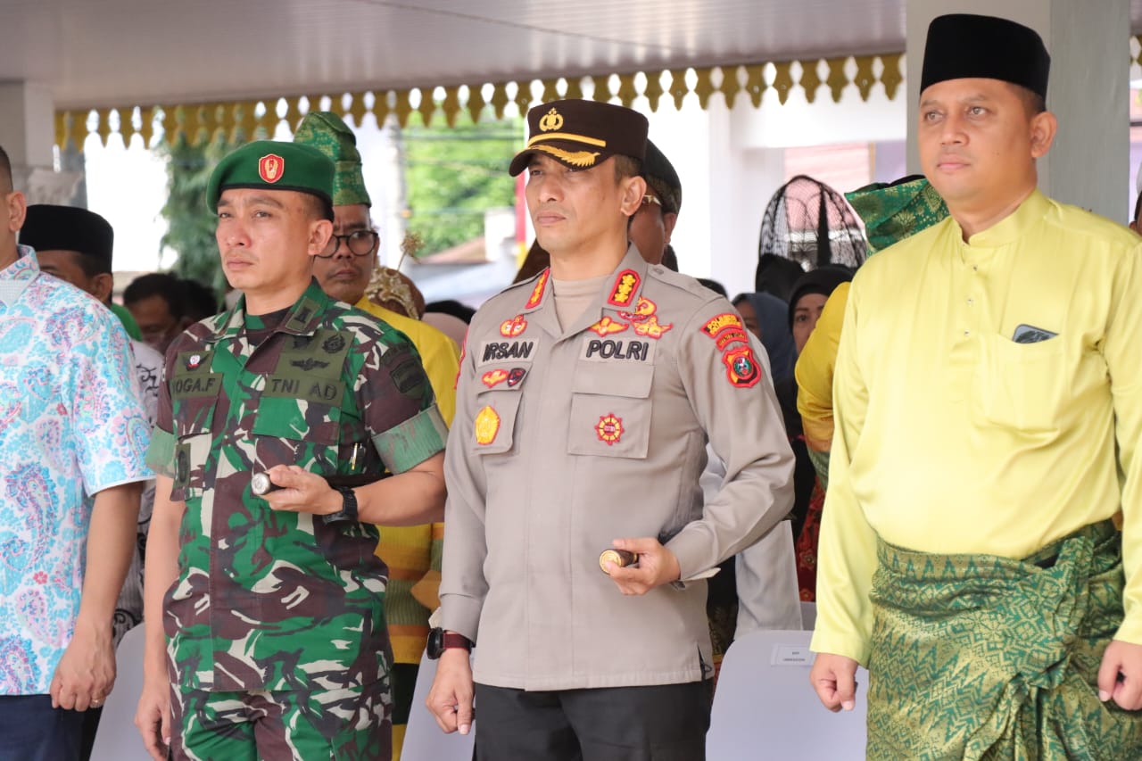 Kapolresta Deli Serdang Hadiri Upacara Peringatan Hari Guru Nasional Ke 77 Tahun 2022 Di Alun-Alun Pemkab Deli Serdang.