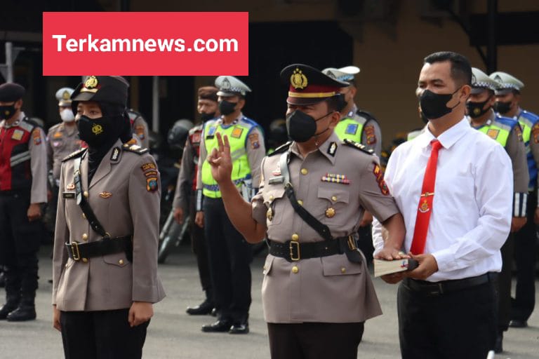 KAPOLRES TEBING TINGGI PIMPINAN SERTIJAB KASAT NARKOBA DI LAPANGAN APEL POLRES TEBINGTINGGI.