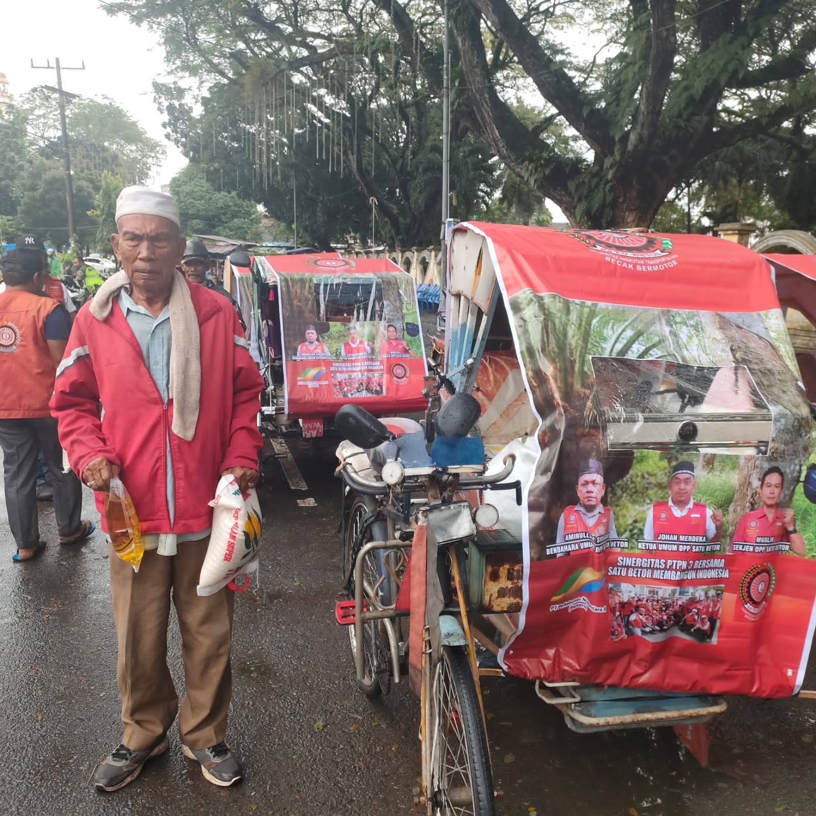 Ketua Umum DPP Satu Betor Kolaborasi Dengan PTPN lll Bagi Sembako ke Abang Becak