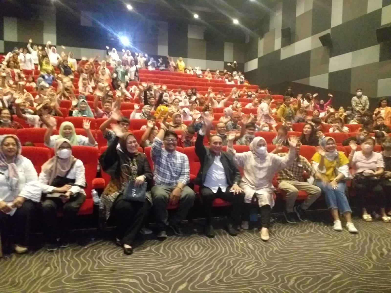 Gubernur Sumut dan Ketua TP PKK Sumut Nonton Bareng Bersama Penyandang Rehabilitas