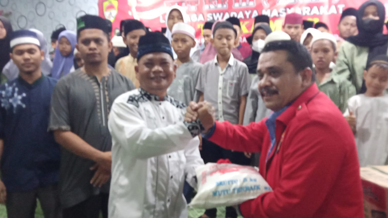 Ketua Umum LSM TERKAMS berbagi Santunan dan Sembako  untuk Anak Yatim di Ultah Ketiga LSM TERKAMS