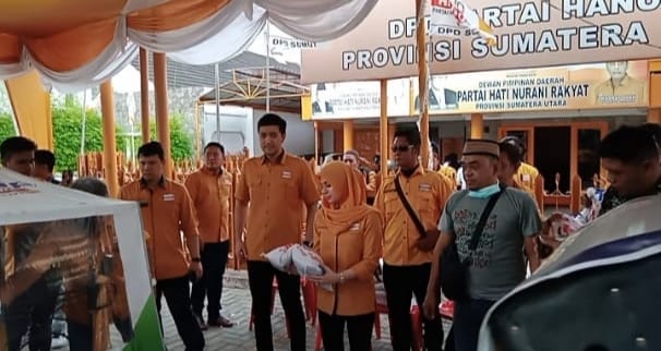 Jum’at Berkah, DPD Partai Hanura Sumut Bagi Beras ke Abang Becak Motor