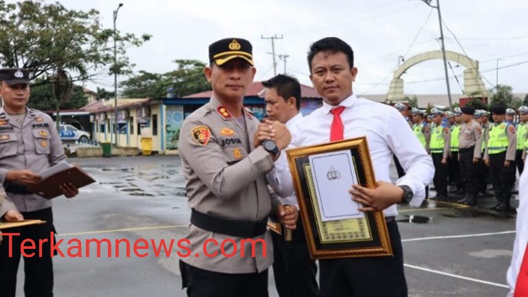 4 Personil Sat Reskrim Polres Pelabuhan Belawan Terima Reward.