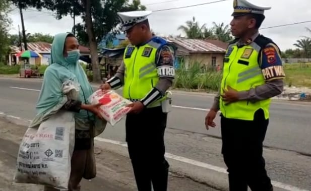Polres Sergai Beri Bantuan Bansos Kepada Warga Masyarakat Kurang Mampu