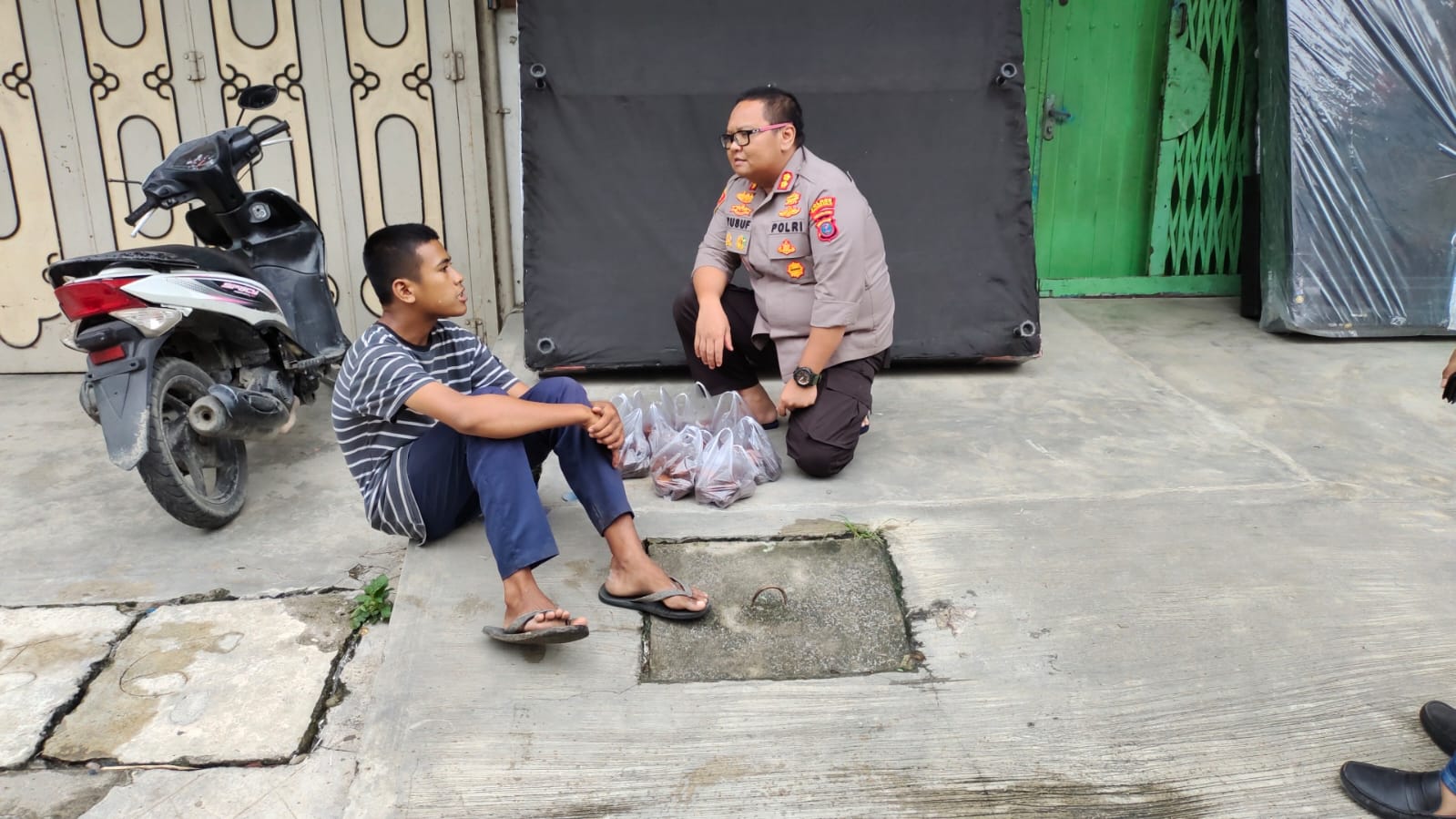 Kapolres Tanjung Balai Berbagi Rezeki Borong Semua Buah Salak milik Pedagang