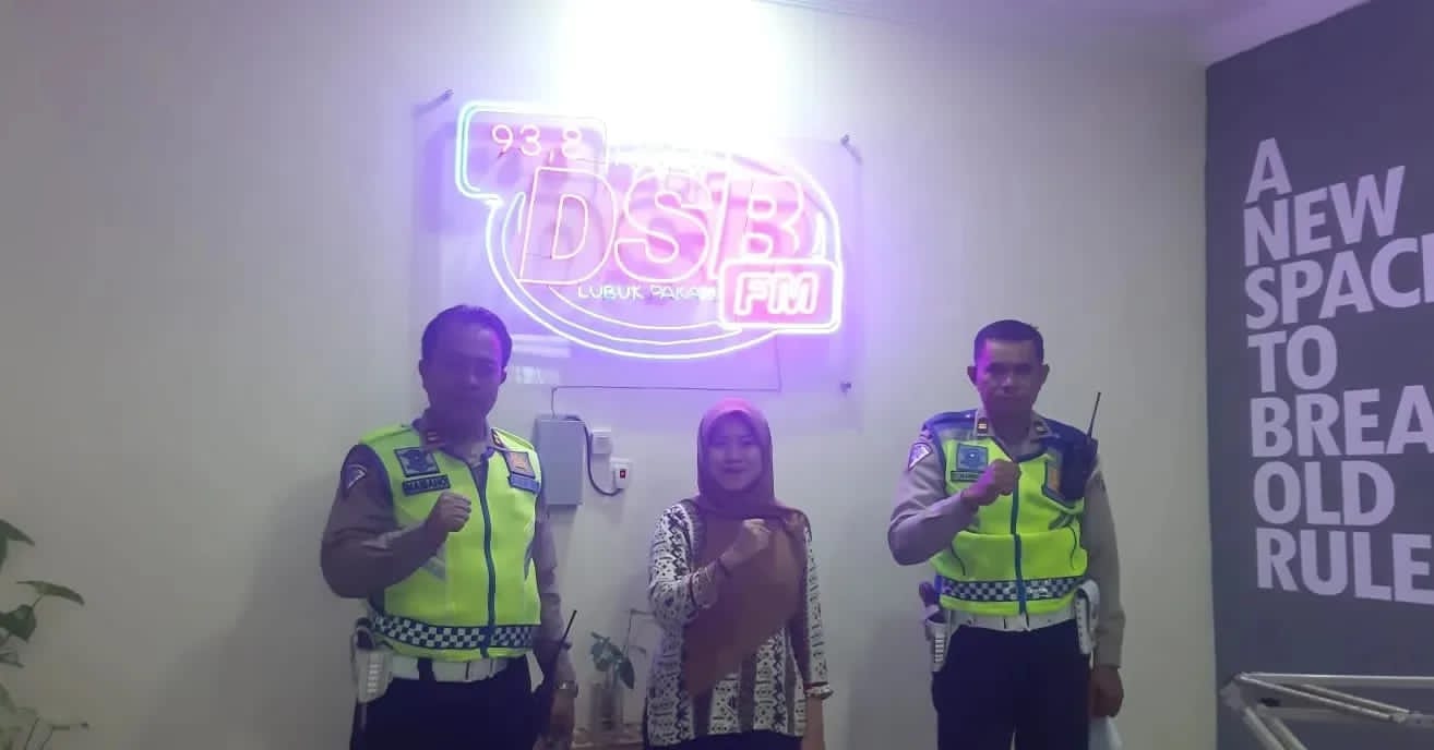 Personil Sat Lantas Polresta Deli Serdang Himbau Warga Taat Berlalu Lintas Lewat Saluran Radio