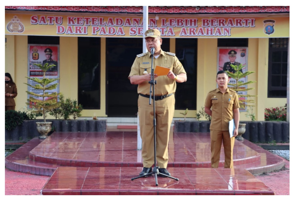 Bupati Eddy Keleng Ate Beruntung saat pimpinan apel di Polres Dairi