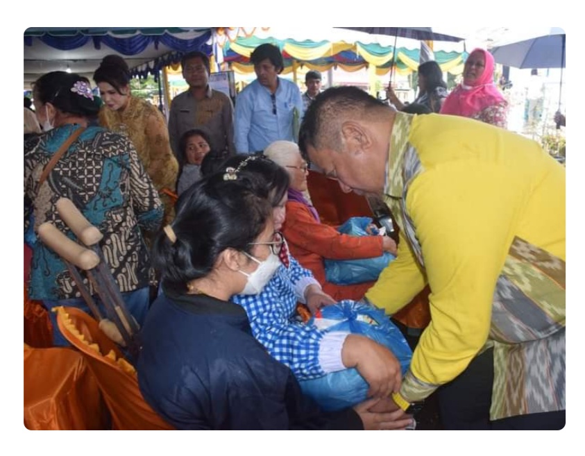 Bupati Eddy Berutu Berbagi dengan Penyandang Disabilitas
