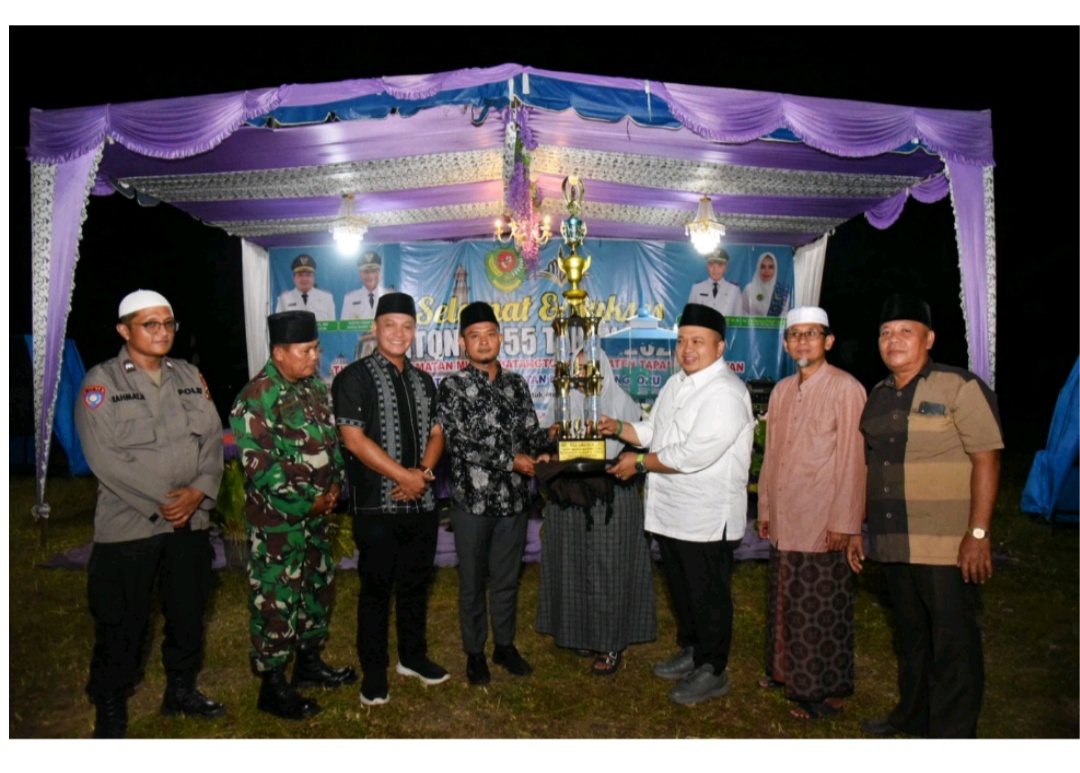 Bupati Tapanuli Selatan Didampingi Camat Muara Batang Toru Menyerahkan Piala Tetap Juara Umum MTQ ke55 kepada Desa Bandar Hapinis