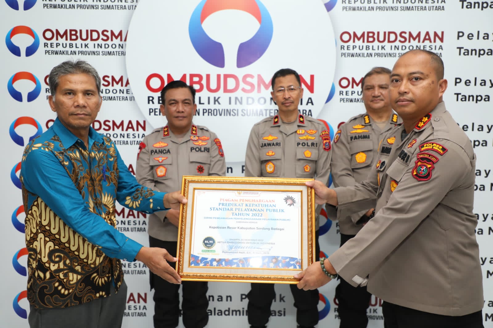 Kapolres Serdang Bedagai menerima penghargaan dari Ombudsman RI disaksikan oleh Kapolda Sumut