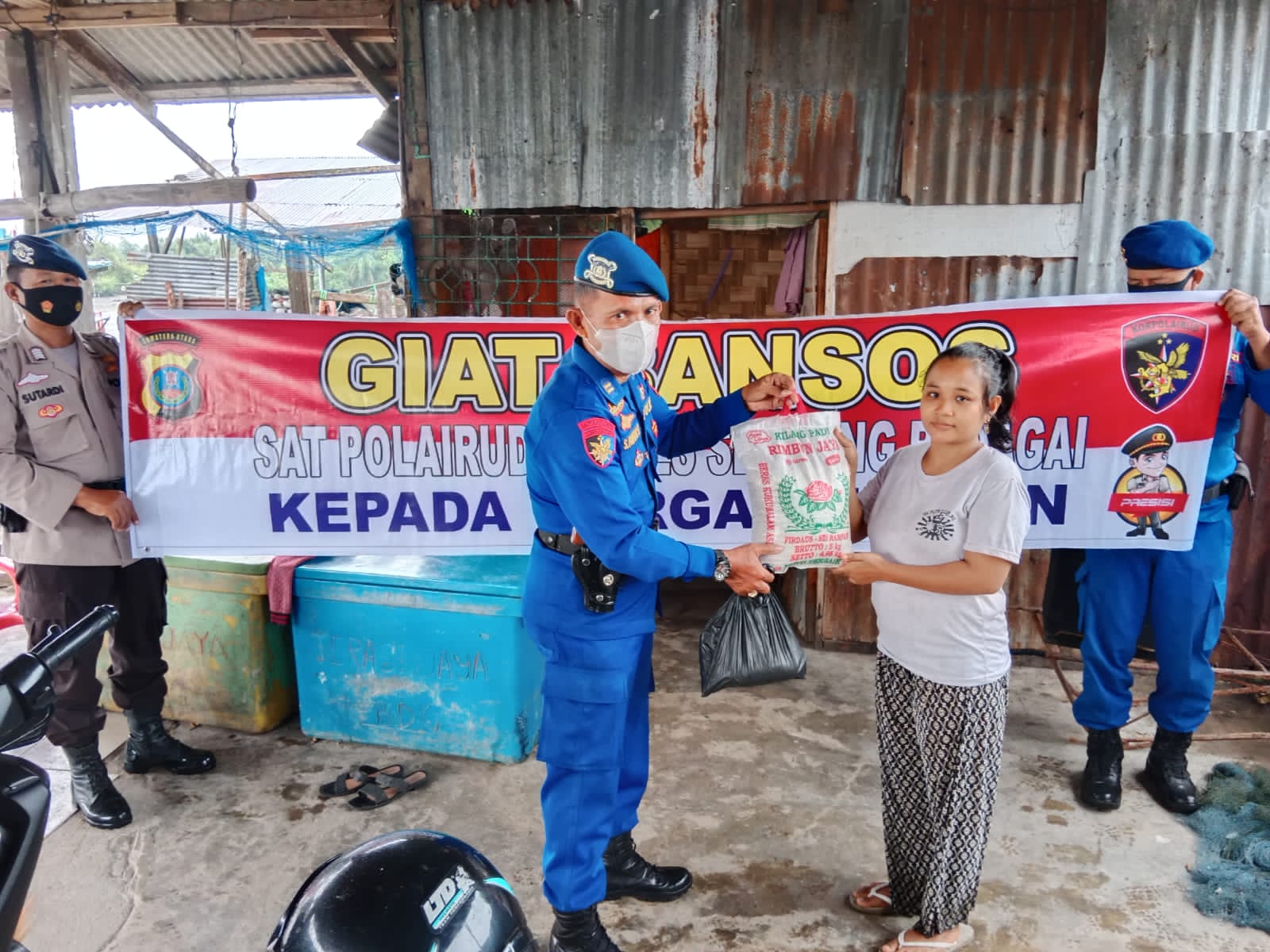 Dalam Rangka Bantu Warga Masyarakat Kurang Mampu Polres Sergai Beri Bansos