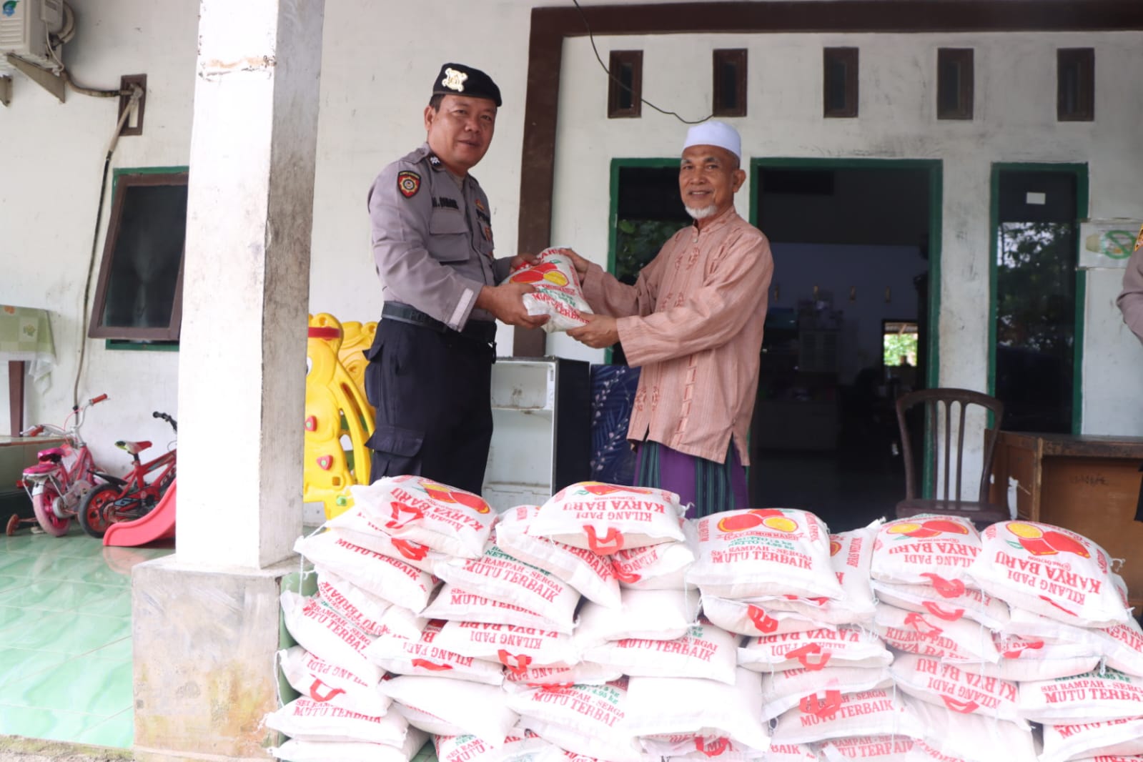 Polres Sergai Berikan Bansos Pada Warga Masyarakat Kurang Mampu