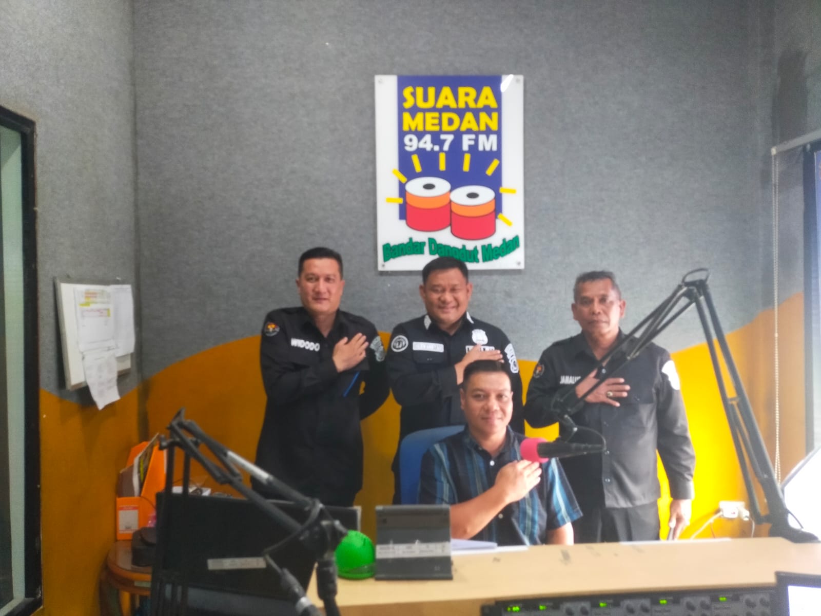 Bid Humas Polda Sumut laksanakan Sosialiasi F1H2O di Radio Suara Medan
