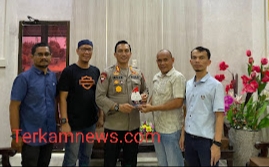 FWP Memberikan Award Kepada Kombes Irsan Sinuhaji  SIK SH MH Kategori Kapolres Terbaik