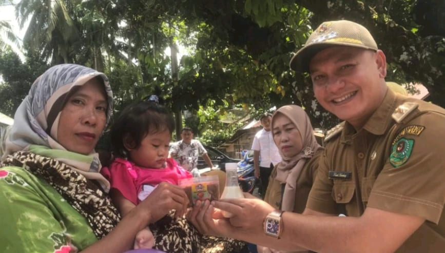 CAMAT MUARA BATANG TORU MENCANANGKAN ABON LELE DAN SUSU KEDELAI SEBAGAI MAKANAN TAMBAHAN UNTUK POS YANDU BALITA DI MUARA BATANG TORU.