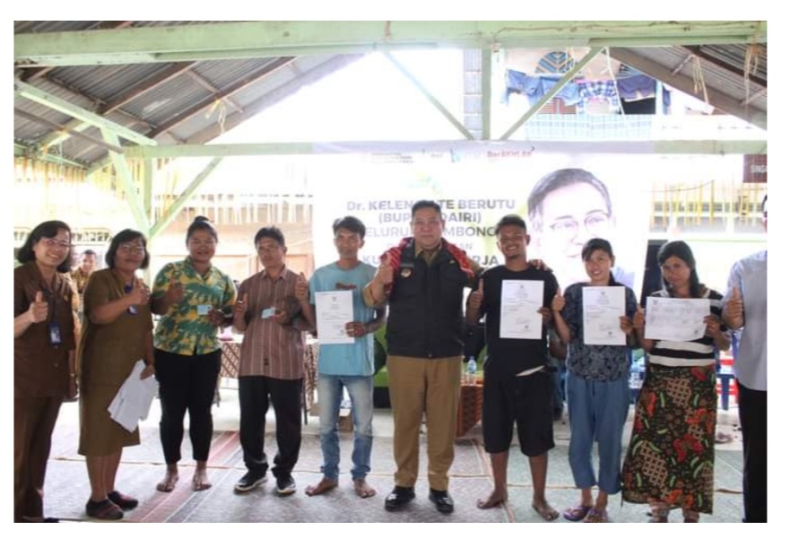 Kunker Bupati Dairi ke Desa Lau Perimbon, Dinas Dukcapil Dairi Gelar Pelayanan Jempol Bagi Warga