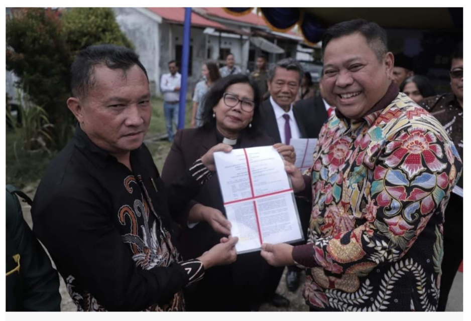 Bupati Dairi Serahkan Sertifikat Tanah GMI Parmalum Lae Mbulan