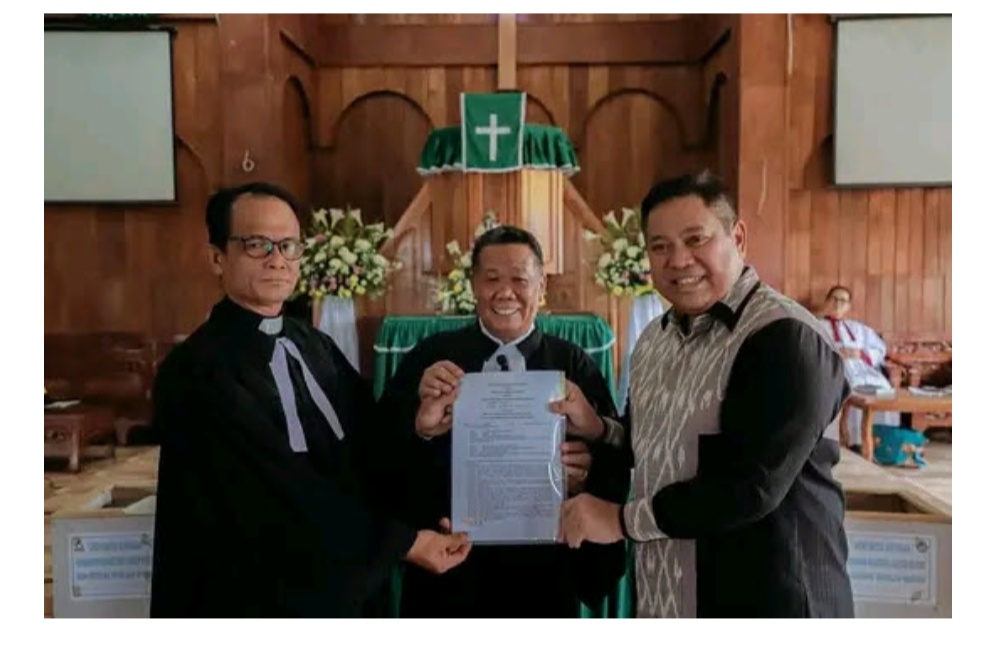 Setelah 20 Tahun,Di Masa Bupati Eddy Berutu Sertifikat Tanah HKBP Immanuel Kalang Simbara Resmi Diserahkan