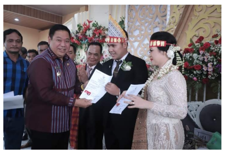 Wujudkan Pelayanan Kependudukan, Bupati Dairi Serahkan Langsung Akta Nikah Ke Pengantin Baru di Sopo Godang HKBP Sidikalang