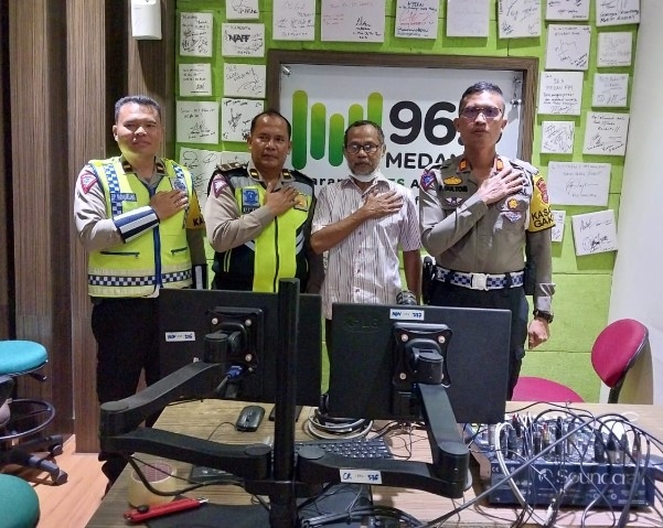 Kasat Lantas Polres Pelabuhan Belawan Edukasi Masyarakat Tertib Berlalulintas Melalui Talk Show di Radio