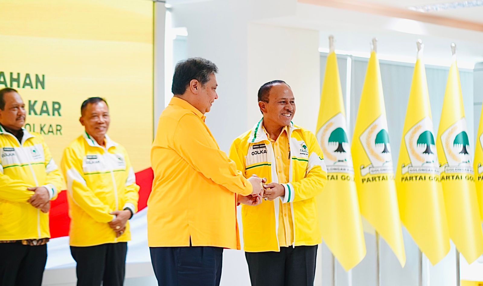 Maruli Siahaan Didaulat Menerima Langsung Jaket dan KTA Partai Golkar dari Ketum Airlangga Hartarto