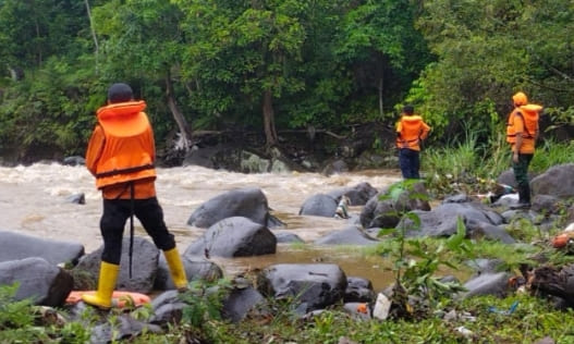 Enam Santri Terseret Banjir di Tapsel, 4 Selamat, Satu Meninggal Dunia dan Seorang Lagi Hilang.