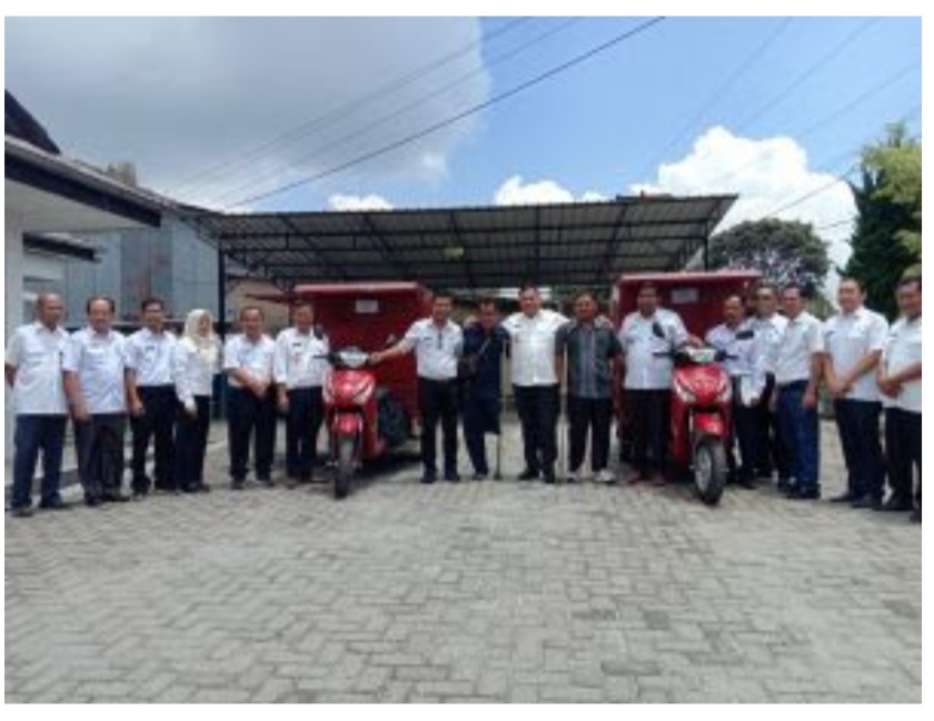 Bupati Eddy Berutu Serahkan 2 Unit Kendaraan Bermotor Roda 3 untuk Penyandang Disabilitas