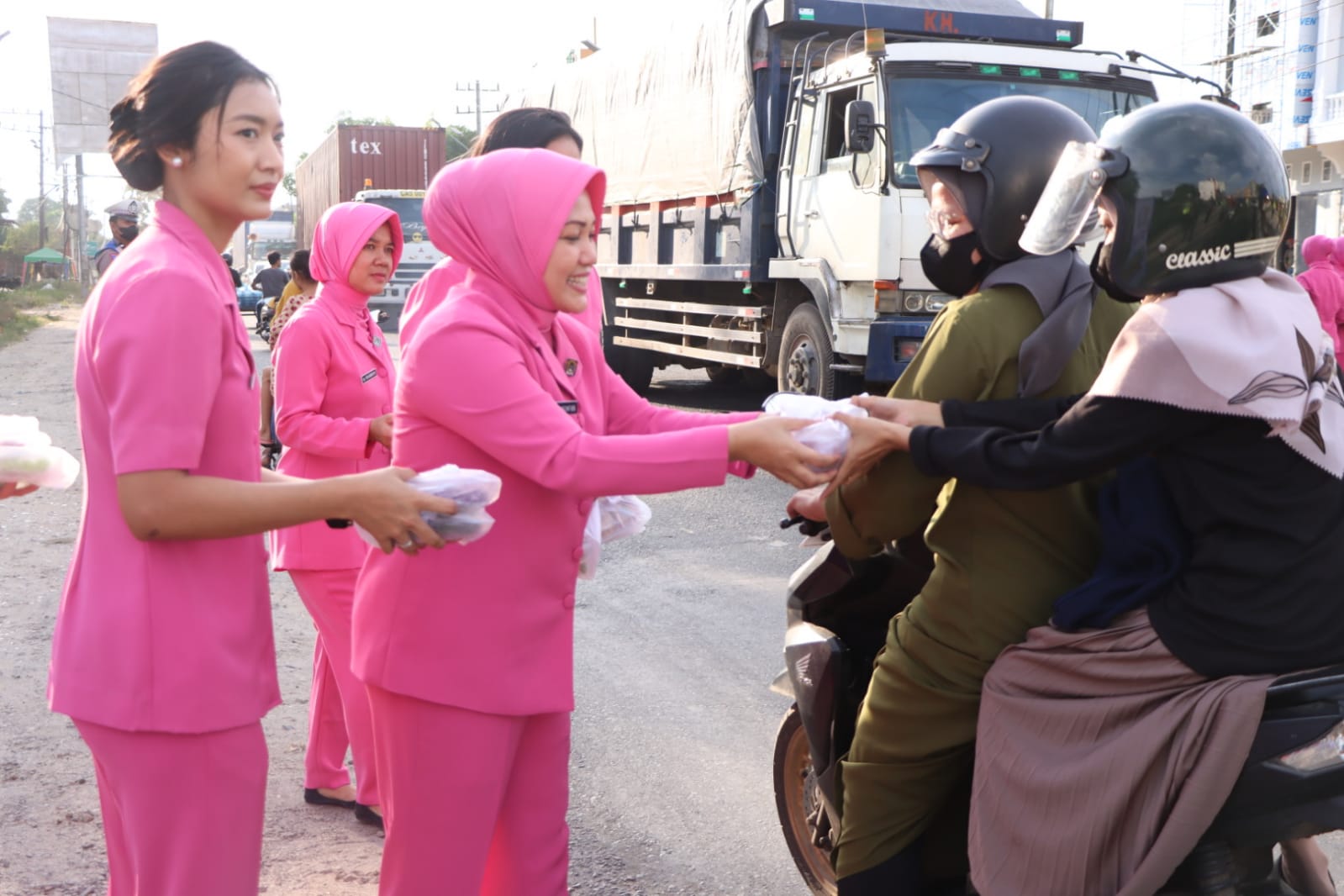 Pengurus Bhayangkari Cabang Sergai Bagi Takzil Kepada Pengendara Bermotor
