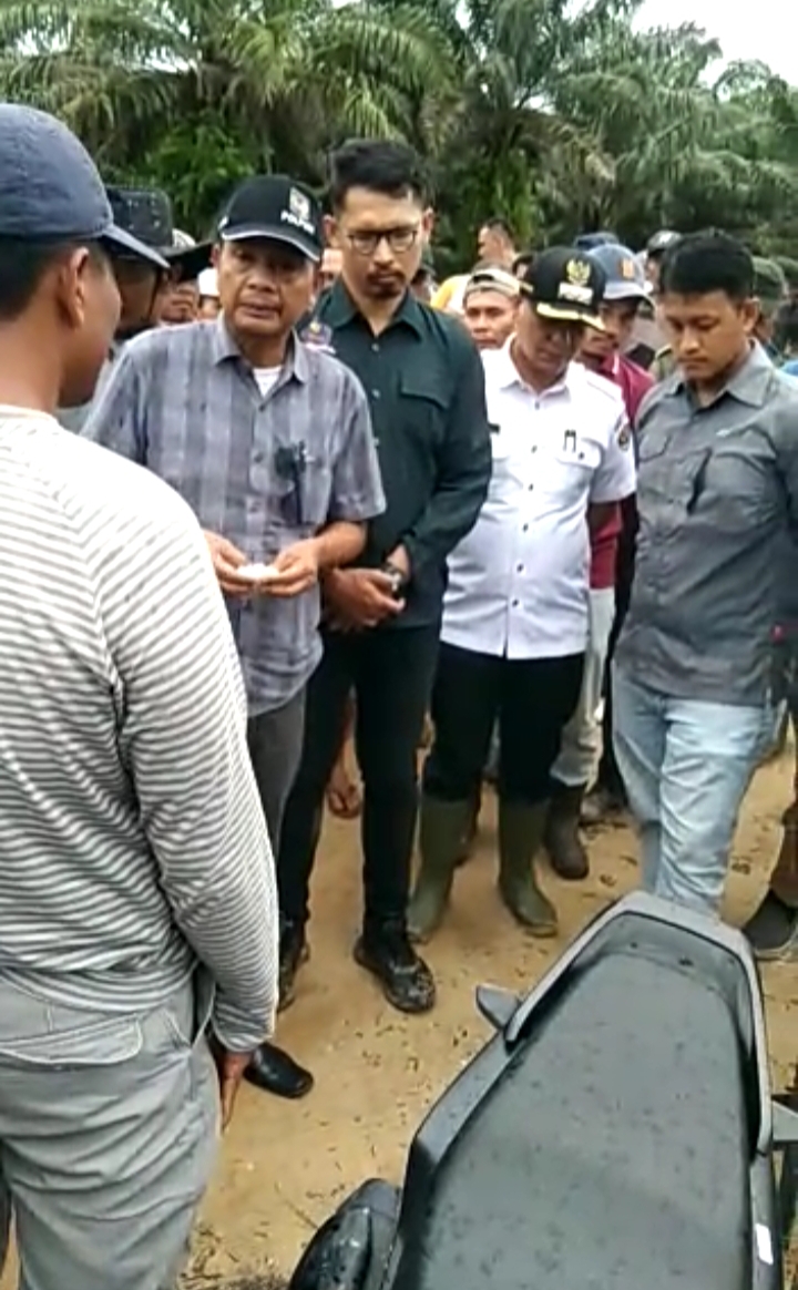 BPN Tapsel Turun Bersama Porkopinda Dan Porkopincam Adakan Kunjungan Lapangan Terkait Permasalahan Batas Transmigrasi RIANIATE II