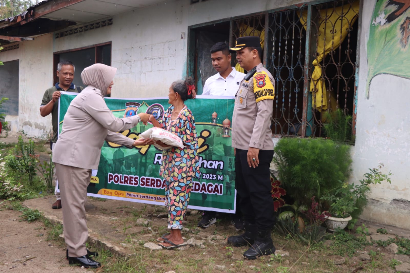Dalam Rangka Safari Ramadhan Polres Sergai Melalui Bag Ops Giat Beri Bansos Kepada Warga Kurang Mampu