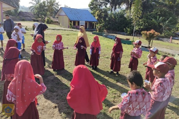 DINKES LAKSANAKAN AKSI SIKAT GIGI BERSAMA SISWA SD DI SIBANDE.
