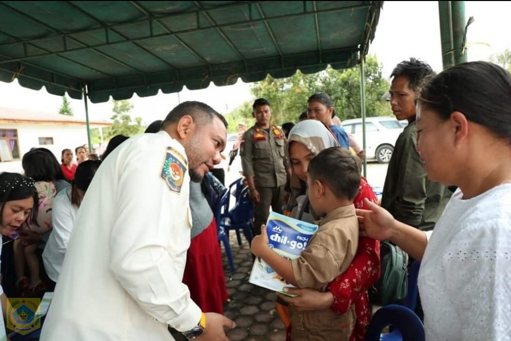 Tekan Angka Stunting, Bupati PakpakBharat Serahkan Puluhan Ribu Kotak Susu