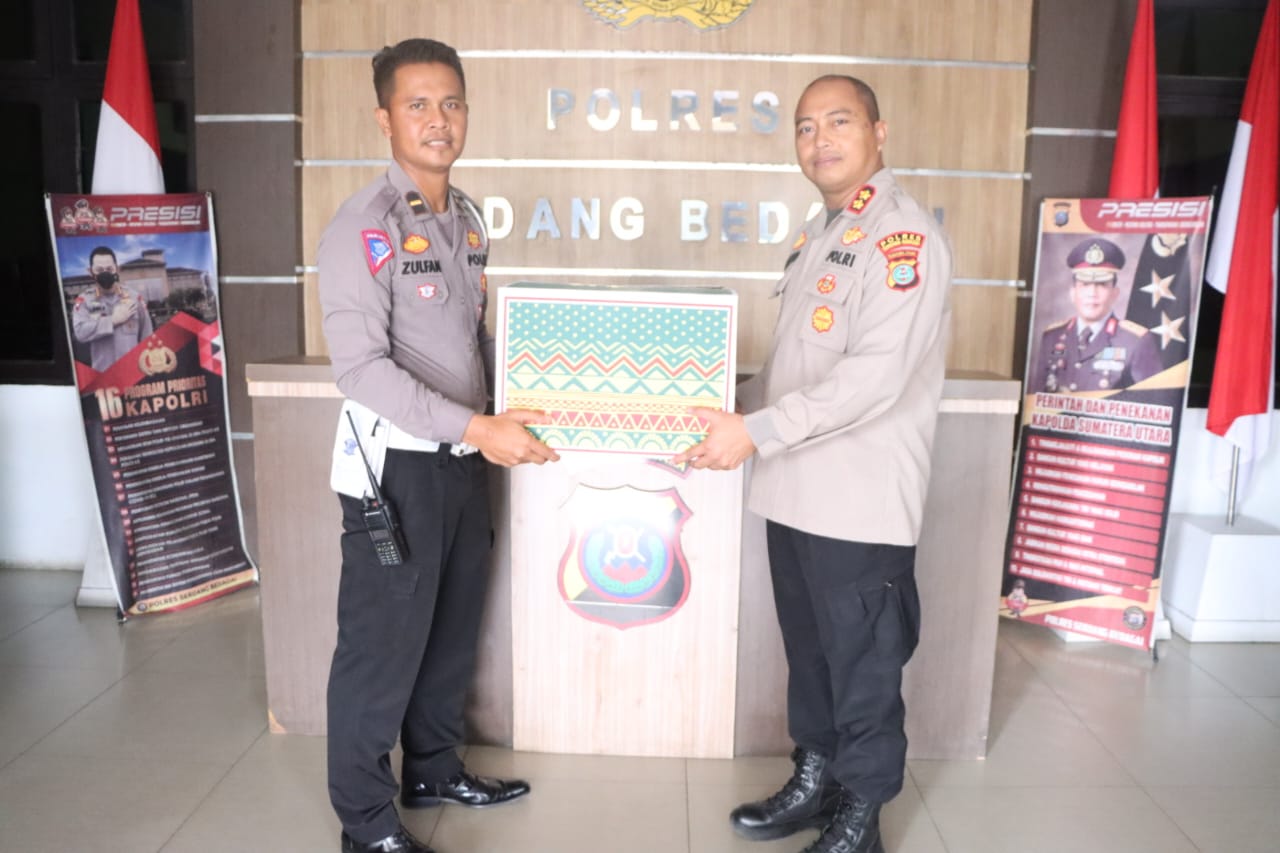 Kapolres Sergai Serahkan Bingkisan Lebaran Pada Personil Polres, Purnawirawan, Warakawuri, PHL, Awak Media Yang Meliput Di Polres Sergai