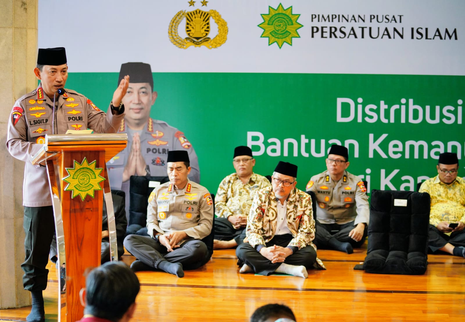 Kerjasama Bareng PP Persis, Kapolri Salurkan 30 Ribu Sembako ke Warga yang Membutuhkan