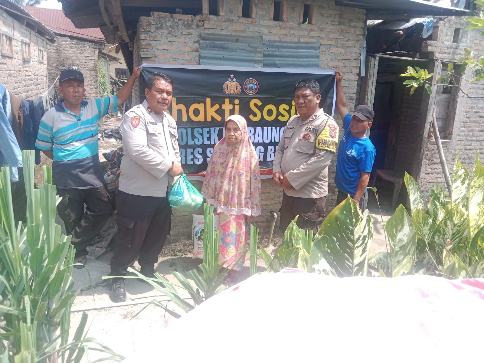 Polres Sergai Melalui Polsek Perbaungan Giat Pemberian Bansos Pada Warga Kurang Mampu