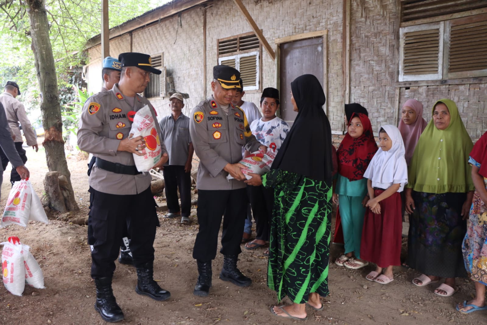 Kapolres Sergai Yang Diwakili Kapolsek Kotarih Giat Pemberian Bansos Kepada Warga Kurang Mampu